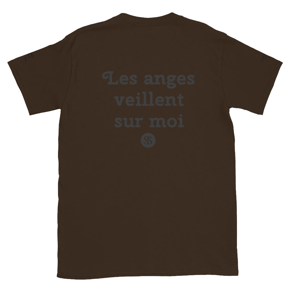 Brown SAVANT NOIR Les Anges Veillent Sur Moi shirt with French text printed on the back